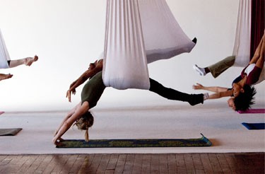 b2ap3_thumbnail_aerialyogaclass_574042438_20140703-204954_1.jpg