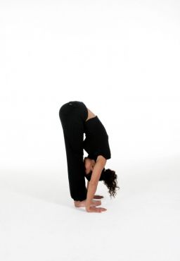 Exhala para Uttanasana